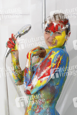 Jörg Düsterwald beim Bodypainting unter Einhaltung der Corona Schutzmaßnahmen in Hameln