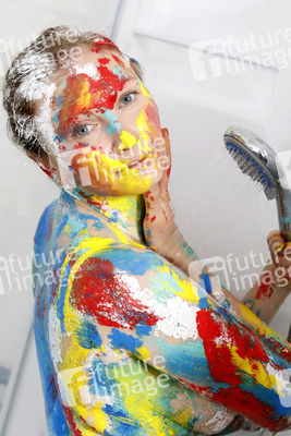 Jörg Düsterwald beim Bodypainting unter Einhaltung der Corona Schutzmaßnahmen in Hameln