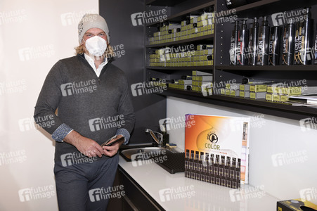 Karin Müller-Wohlfahrt beim Friseur in München