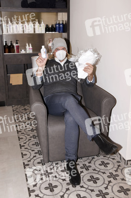 Karin Müller-Wohlfahrt beim Friseur in München