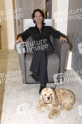 Karin Müller-Wohlfahrt beim Friseur in München