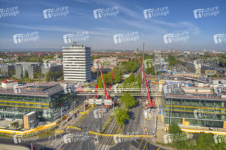 Errichtung der Verbindungsbrücke am Continentalgebäude in Hannover