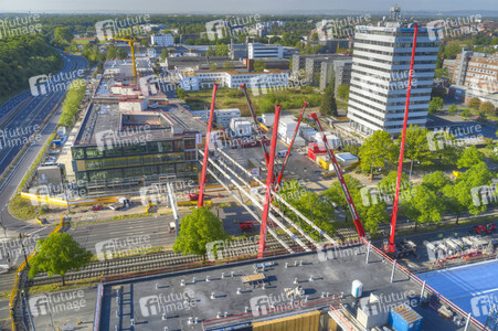 Errichtung der Verbindungsbrücke am Continentalgebäude in Hannover