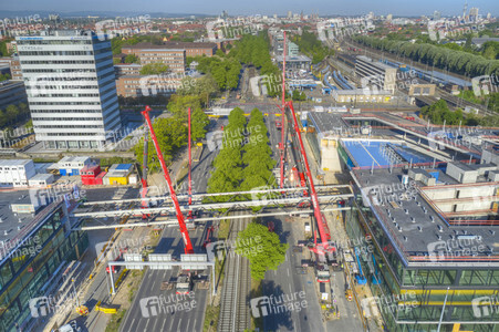 Errichtung der Verbindungsbrücke am Continentalgebäude in Hannover