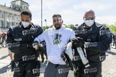 Versammlung von Corona-Verschwörungstheoretikern in Berlin