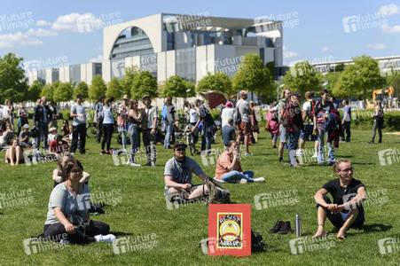 Versammlung von Corona-Verschwörungstheoretikern in Berlin