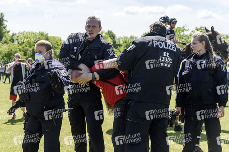 Versammlung von Corona-Verschwörungstheoretikern in Berlin