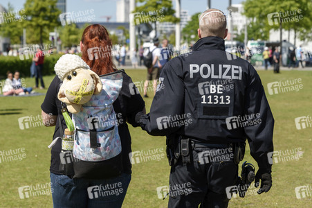 Versammlung von Corona-Verschwörungstheoretikern in Berlin