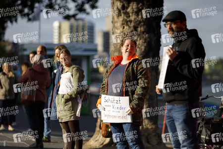Menschenkette 'Für die Grundrechte unter Corona einstehen' in Köln