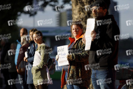 Menschenkette 'Für die Grundrechte unter Corona einstehen' in Köln