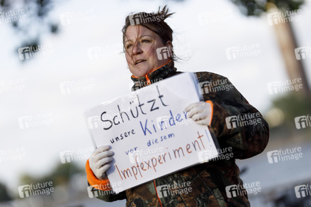 Menschenkette 'Für die Grundrechte unter Corona einstehen' in Köln