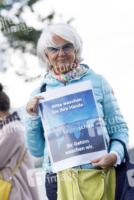 Menschenkette 'Für die Grundrechte unter Corona einstehen' in Köln