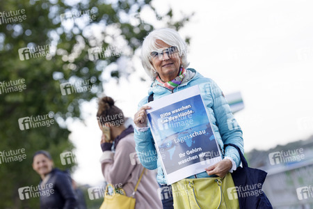 Menschenkette 'Für die Grundrechte unter Corona einstehen' in Köln