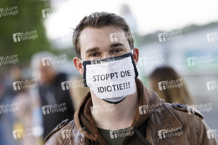 Menschenkette 'Für die Grundrechte unter Corona einstehen' in Köln