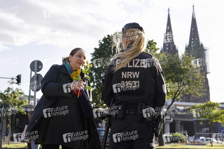 Menschenkette 'Für die Grundrechte unter Corona einstehen' in Köln