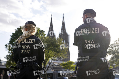 Menschenkette 'Für die Grundrechte unter Corona einstehen' in Köln