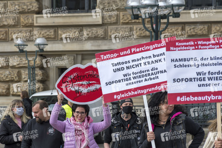 Demonstration der Beautybranche und Tattoostudios in Hamburg