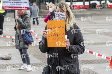 Demonstration der Beautybranche und Tattoostudios in Hamburg