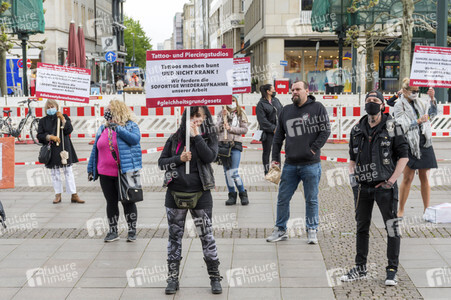Demonstration der Beautybranche und Tattoostudios in Hamburg