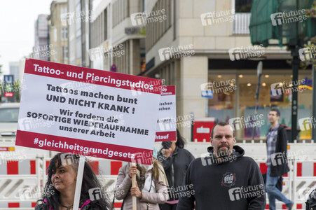 Demonstration der Beautybranche und Tattoostudios in Hamburg