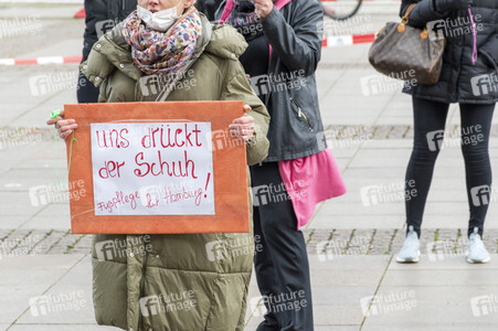 Demonstration der Beautybranche und Tattoostudios in Hamburg