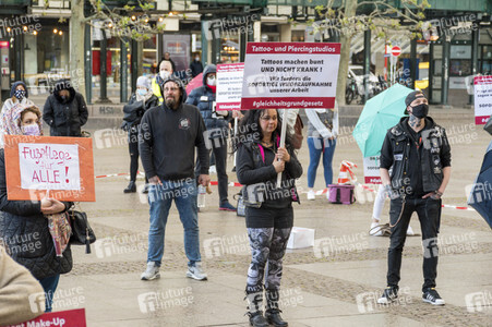 Demonstration der Beautybranche und Tattoostudios in Hamburg
