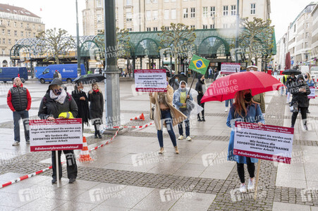 Demonstration der Beautybranche und Tattoostudios in Hamburg