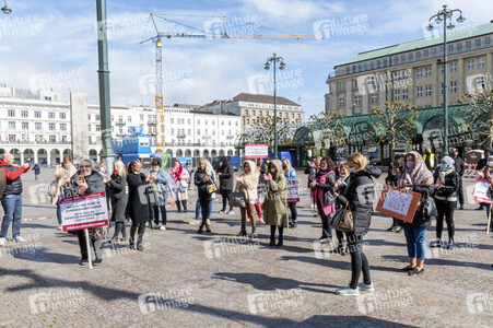 Demonstration der Beautybranche und Tattoostudios in Hamburg
