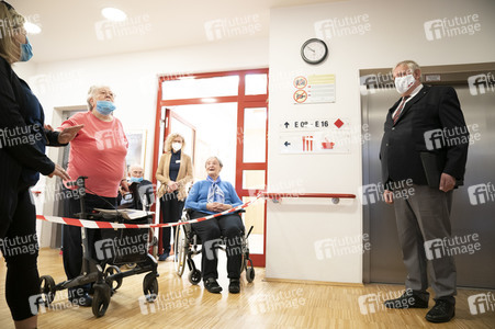 Karl-Josef Laumann besucht ein Caritas-Pflegeheim in Düsseldorf