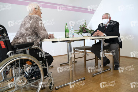 Karl-Josef Laumann besucht ein Caritas-Pflegeheim in Düsseldorf