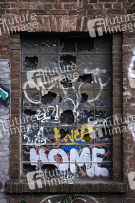 Symbolfoto Eingeworfene Fenster