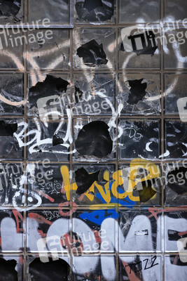 Symbolfoto Eingeworfene Fenster