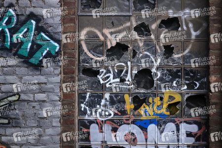 Symbolfoto Eingeworfene Fenster