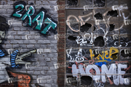 Symbolfoto Eingeworfene Fenster