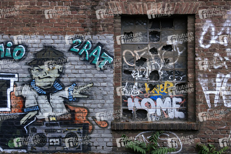 Symbolfoto Eingeworfene Fenster