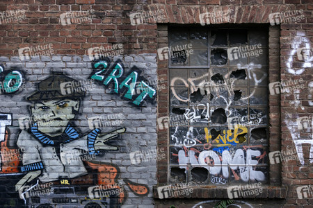 Symbolfoto Eingeworfene Fenster