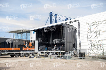 Bühnenaufbau für Autokonzerte in Erfurt