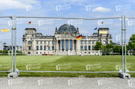 Rasenregeneration auf dem Platz der Republik in Berlin