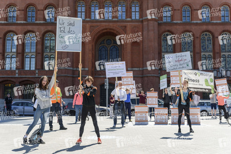 Kundgebung für die Wiedereröffnung von Sportstudios in Berlin