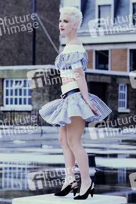 Modepräsentation mit Paula Yates in London