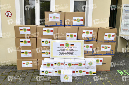 Spende von Masken und Handschuhen an die Stadt Berlin