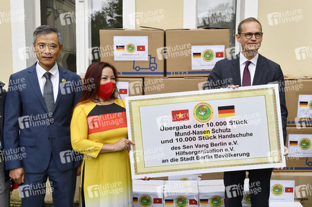 Spende von Masken und Handschuhen an die Stadt Berlin