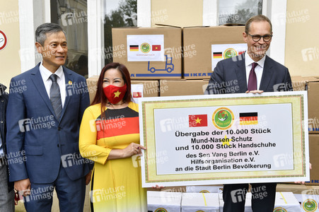 Spende von Masken und Handschuhen an die Stadt Berlin