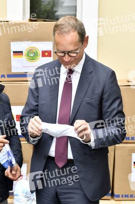 Spende von Masken und Handschuhen an die Stadt Berlin