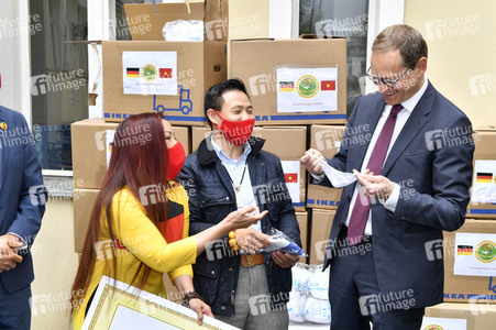 Spende von Masken und Handschuhen an die Stadt Berlin