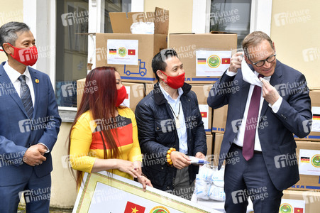 Spende von Masken und Handschuhen an die Stadt Berlin