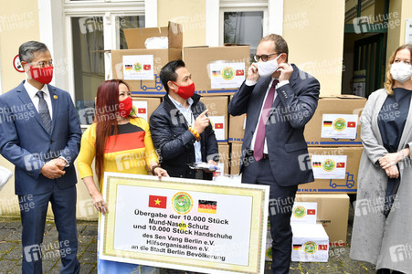 Spende von Masken und Handschuhen an die Stadt Berlin