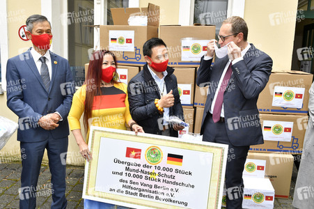 Spende von Masken und Handschuhen an die Stadt Berlin