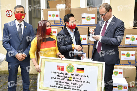 Spende von Masken und Handschuhen an die Stadt Berlin