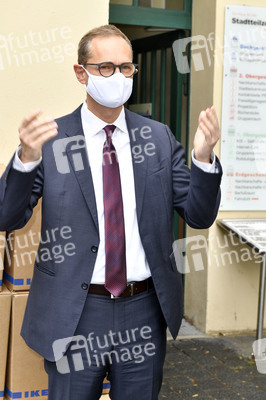 Spende von Masken und Handschuhen an die Stadt Berlin